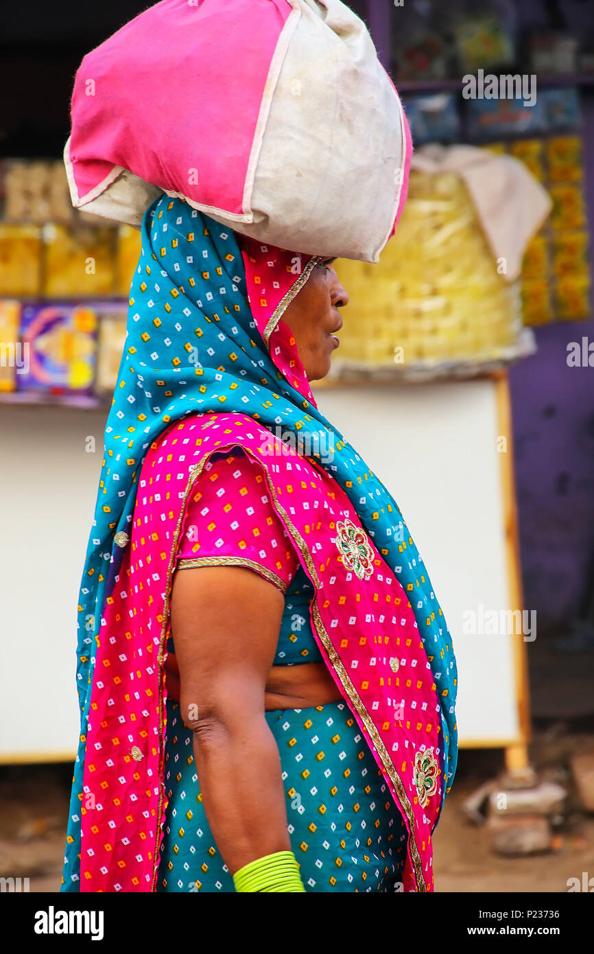 Femme sac sur sa tête au Kinari Bazar à Agra, Uttar Pradesh, Inde. L'Agra est l'une des villes les plus peuplées de l'Uttar Pradesh Banque D'Images
