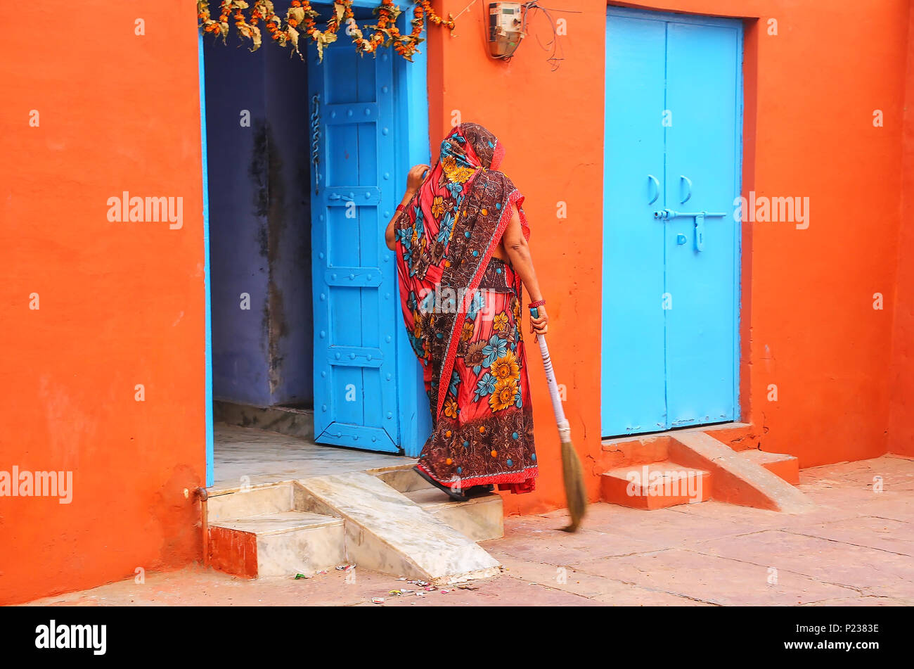 Woman sweeping local dans la cour du quartier d'Agra Taj Ganj, Uttar Pradesh, Inde. L'Agra est l'une des villes les plus peuplées de l'Uttar Pradesh Banque D'Images