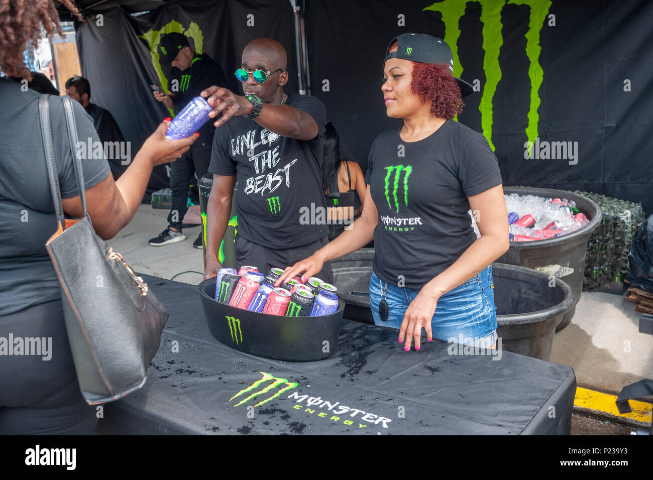 Distribuer gratuitement des échantillons de travailleurs de la marque Monster  energy drinks lors d'une foire de rue de Brooklyn à New York le samedi,  Juin 2, 2018. (© Richard B. Levine Photo