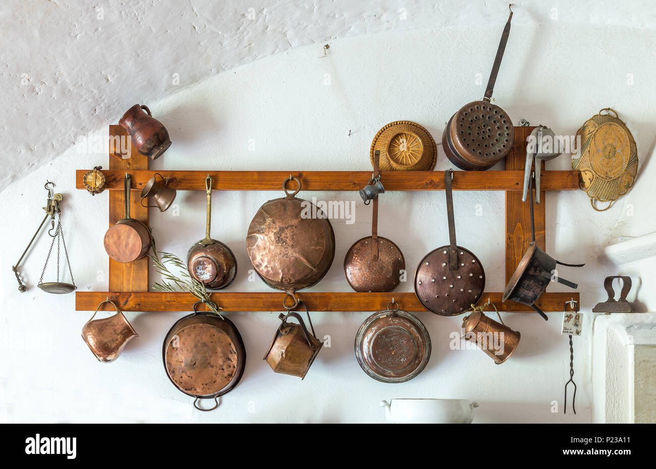 Ustensiles de cuisine en cuivre d'une ancienne cuisine. Abruzzo Banque D'Images
