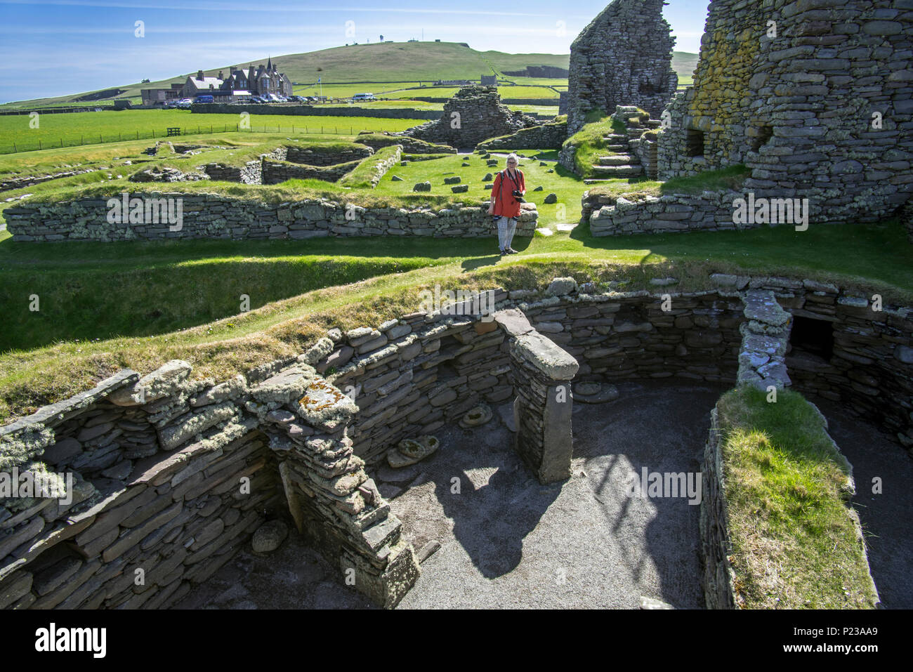 Visite touristique Jarlshof, site archéologique montrant 2500 BC et préhistorique colonies scandinaves à l' établissement"Sumburgh Head, Shetland, Scotland, UK Banque D'Images