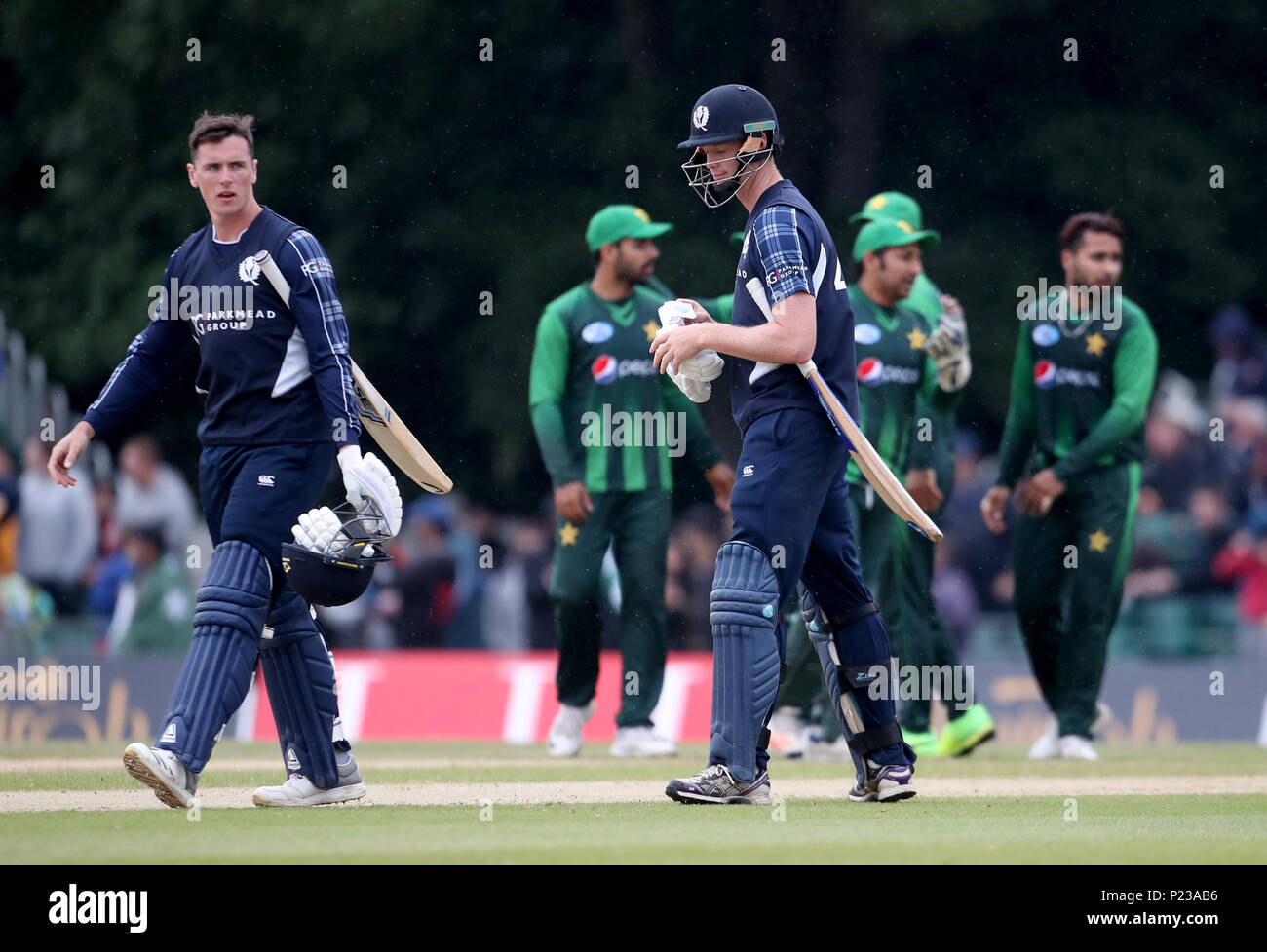 Scotland's Chris seul (à gauche) et Alasdair Evans laissez le champ après la Deuxième Internationale T20 match à La Grange, Édimbourg. Banque D'Images