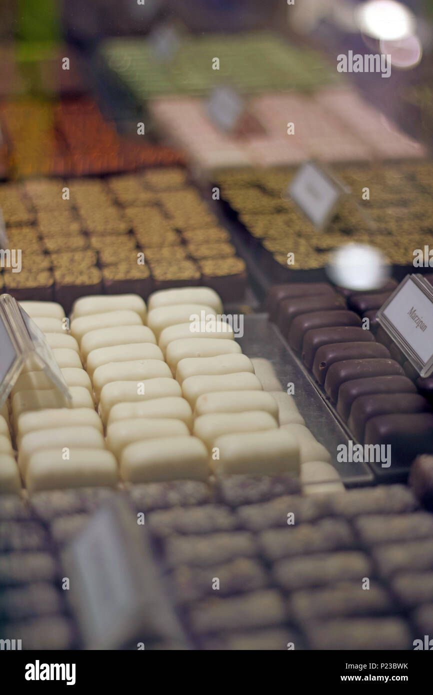 Rangées de chocolats dans un magasin à Bruges Banque D'Images