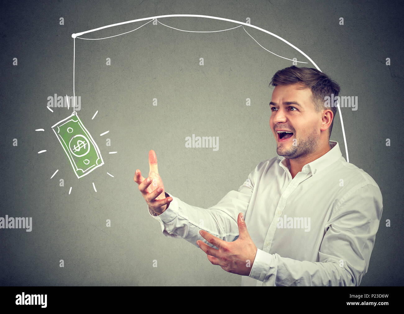 Jeune homme posant sur gris outstretching mains cupides peint vers dollar bill in désir d'obtenir. Banque D'Images