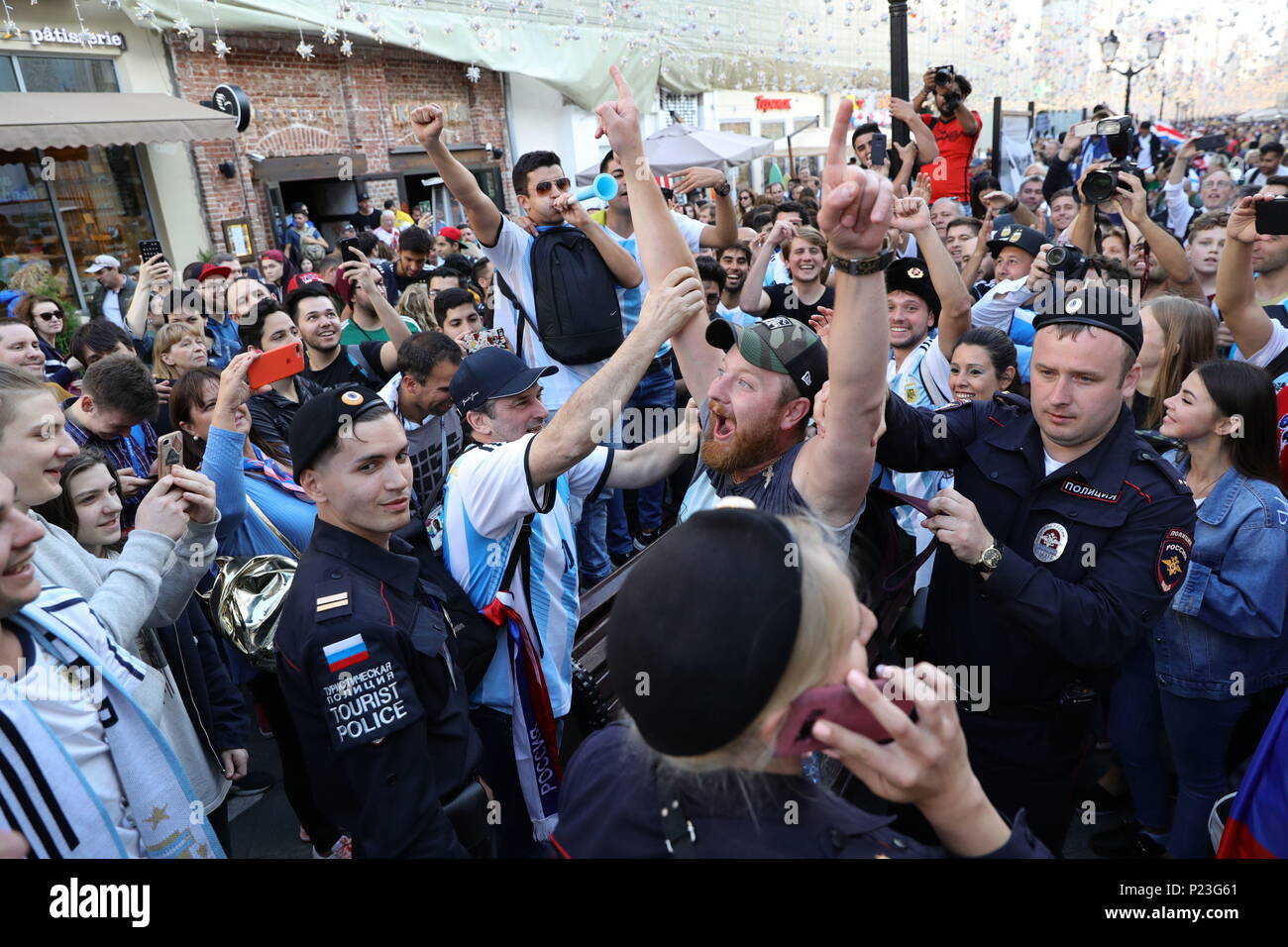 Les partisans de l'équipe nationale de football de l'Argentine dans la rue près de la Place Rouge à la veille de la Coupe du Monde FIFA 2018 dans le centre de Moscou, Russie. Banque D'Images