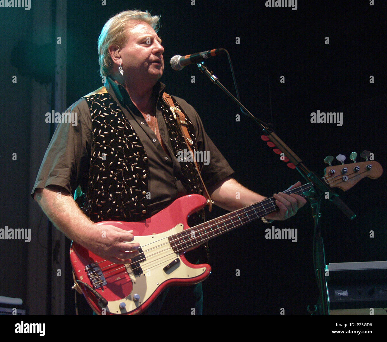 ATLANTA, GA - 13 août : Greg Lake effectue avec Ringo Starr et son All-Starr Band at Chastain Park Amphitheater à Atlanta, Géorgie le 13 août 2001. Crédit : Chris McKay / MediaPunch Banque D'Images