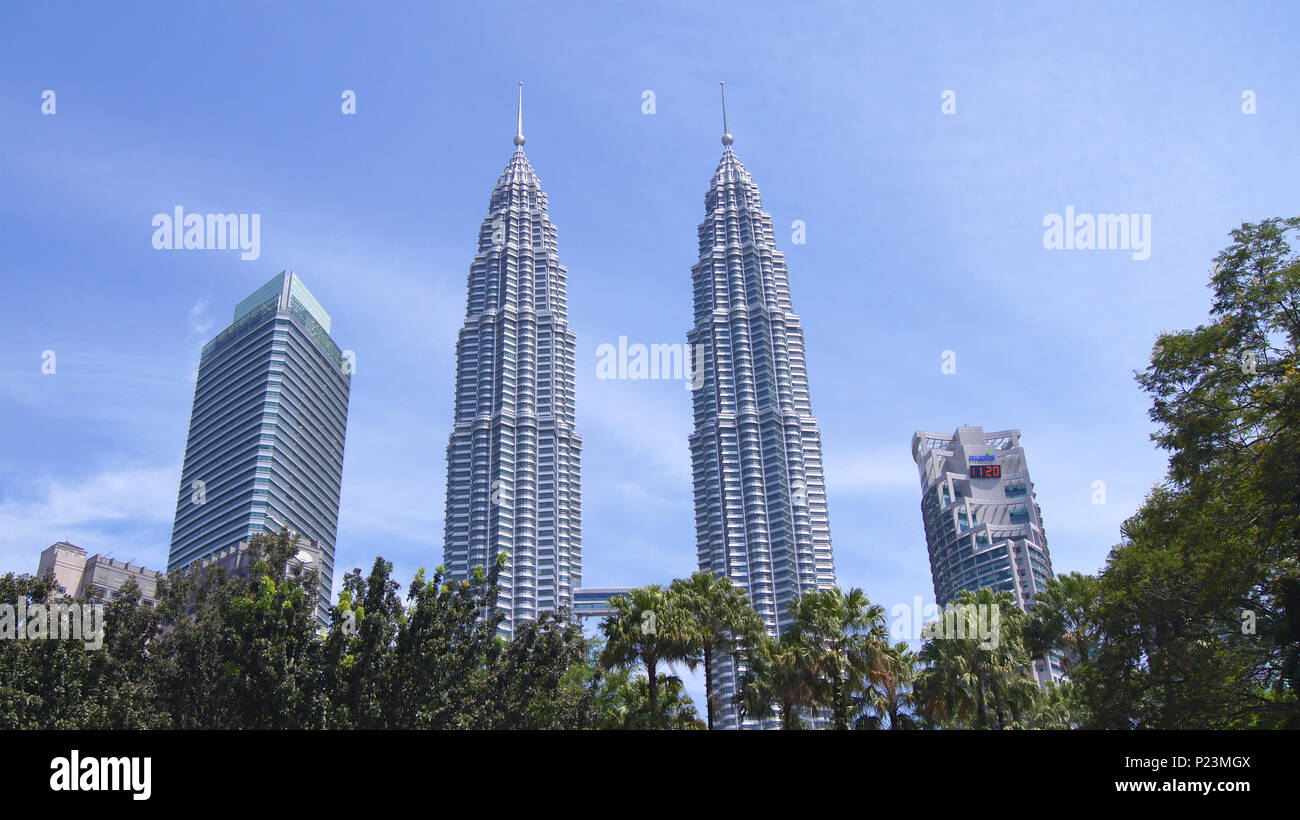 KUALA LUMPUR, MALAISIE - 12 avril 2015 : photo de paysage des tours Petronas, également connu sous le nom de Menara Tours Petronas Twin Tower est le plus haut bâtiment du monde de 1998 à 2004 Banque D'Images