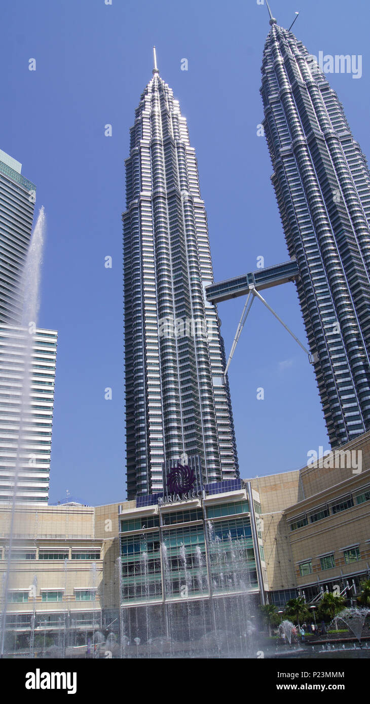 KUALA LUMPUR, MALAISIE - 12 avril 2015 : photo de paysage avec une fontaine de les Tours Petronas, également connu sous le nom de Menara Tours Petronas Twin Tower est le plus haut bâtiment du monde de 1998 à 2004 Banque D'Images