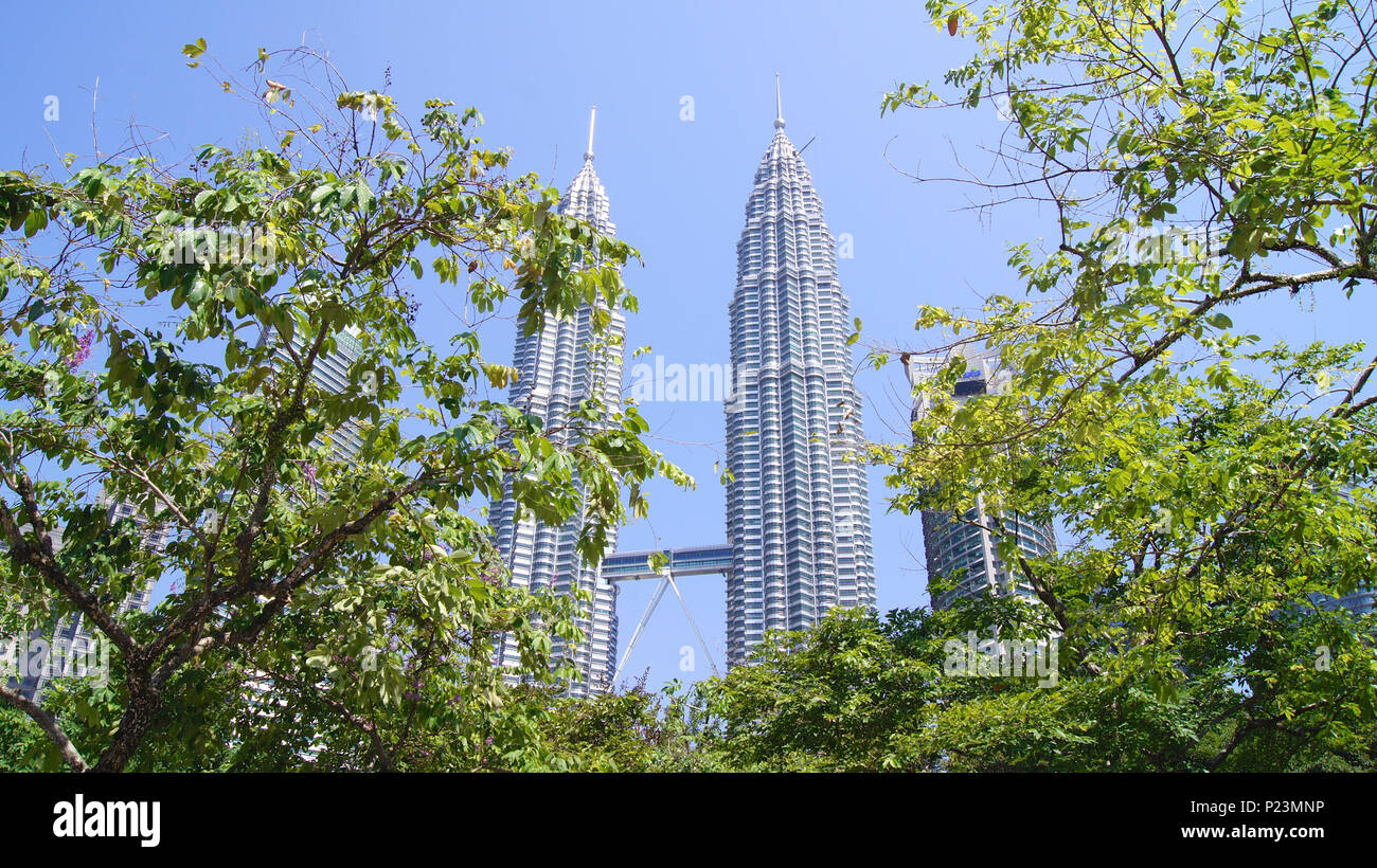 KUALA LUMPUR, MALAISIE - 12 avril 2015 : photo de paysage des tours Petronas, également connu sous le nom de Menara Tours Petronas Twin Tower est le plus haut bâtiment du monde de 1998 à 2004 Banque D'Images