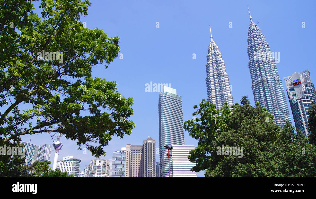 KUALA LUMPUR, MALAISIE - 12 avril 2015 : photo de paysage des tours Petronas, également connu sous le nom de Menara Tours Petronas Twin Tower est le plus haut bâtiment du monde de 1998 à 2004 Banque D'Images