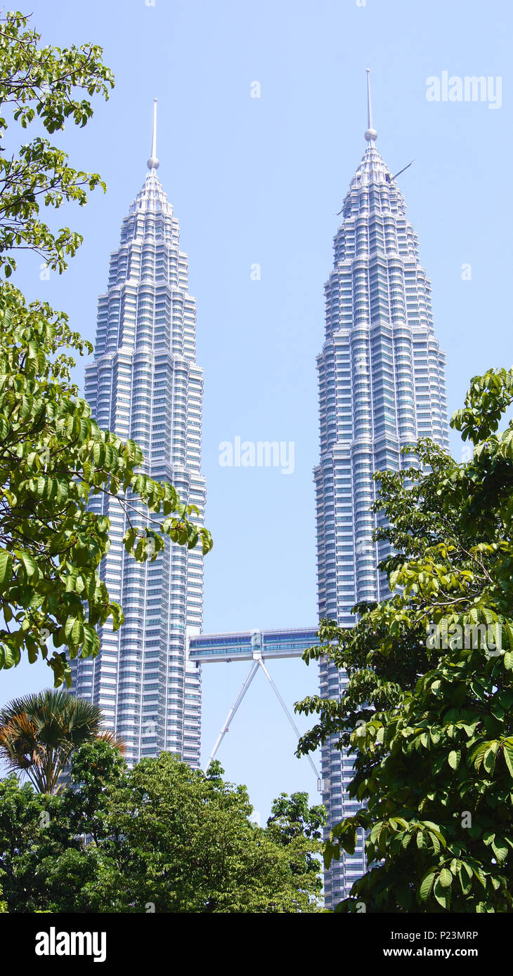 KUALA LUMPUR, MALAISIE - 12 avril 2015 : photo de paysage des tours Petronas, également connu sous le nom de Menara Tours Petronas Twin Tower est le plus haut bâtiment du monde de 1998 à 2004 Banque D'Images