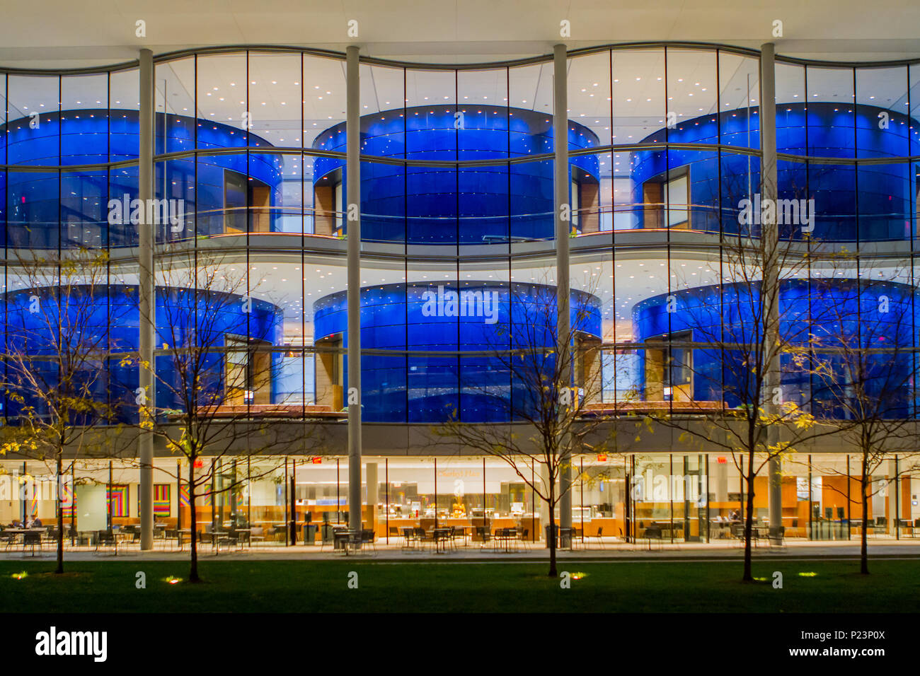 L'extérieur de l'Evans Hall à la Yale School of Management à New Haven, Connecticut, vu de la cour intérieure la nuit. Banque D'Images