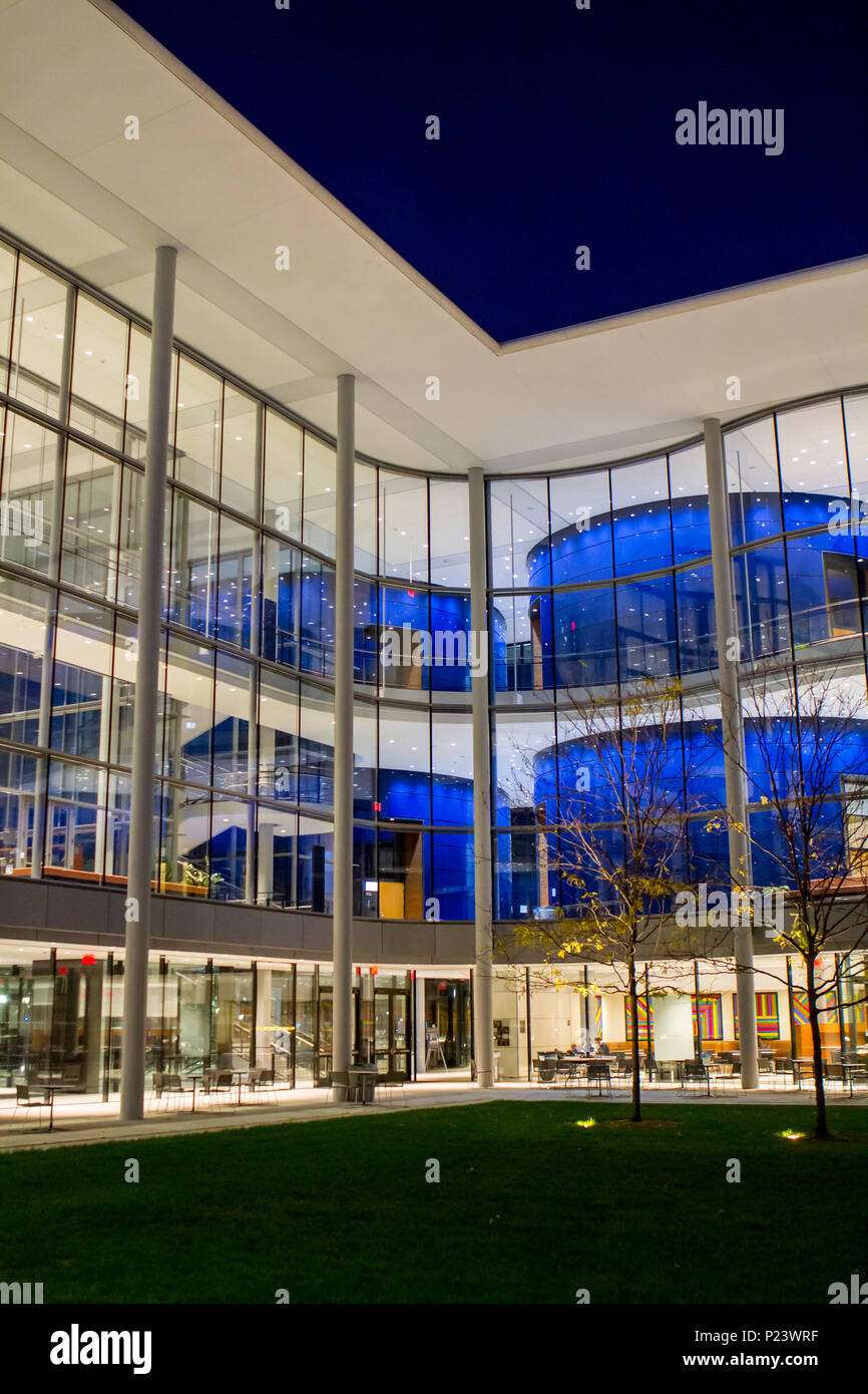 L'extérieur de l'Evans Hall à la Yale School of Management à New Haven, Connecticut, vu de la cour intérieure la nuit. Banque D'Images