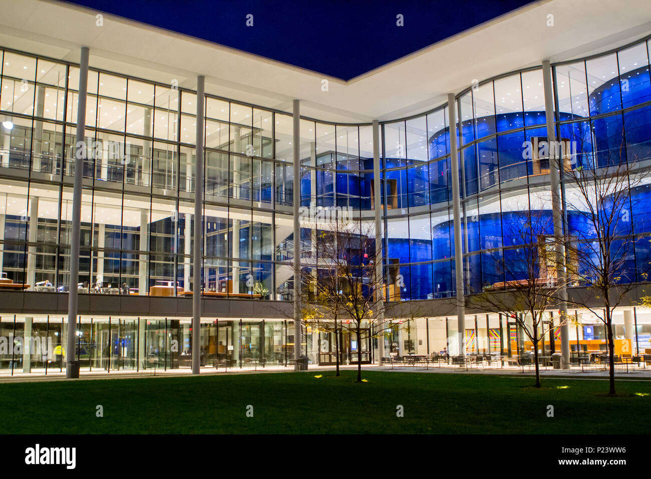 L'extérieur de l'Evans Hall à la Yale School of Management à New Haven, Connecticut, vu de la cour intérieure la nuit. Banque D'Images
