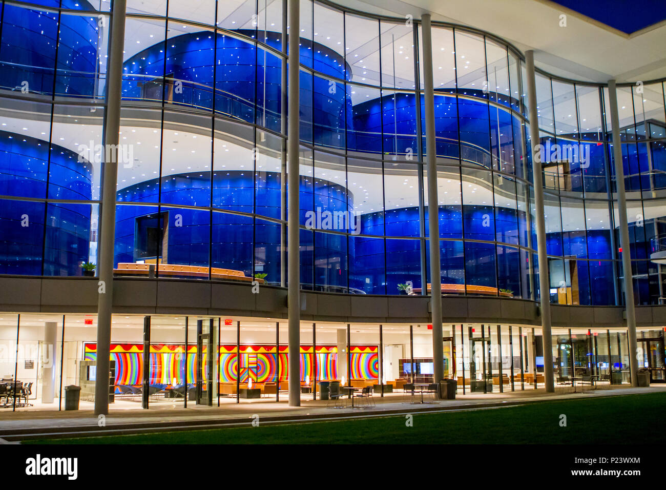 L'extérieur de l'Evans Hall à la Yale School of Management à New Haven, Connecticut, vu de la cour intérieure la nuit. Banque D'Images