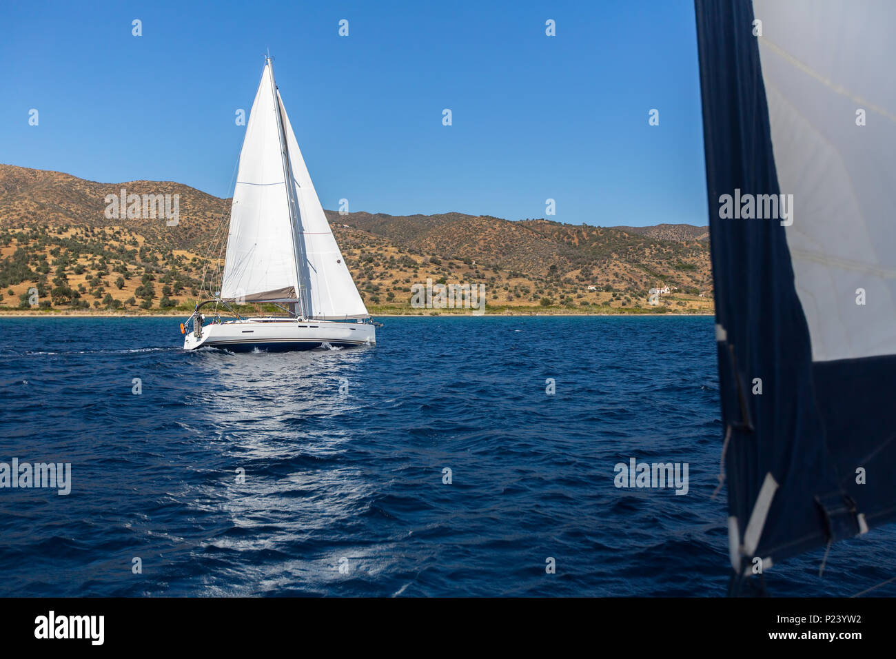 Yachts bateau à voiles blanches dans la mer. Bateau à voile. Banque D'Images