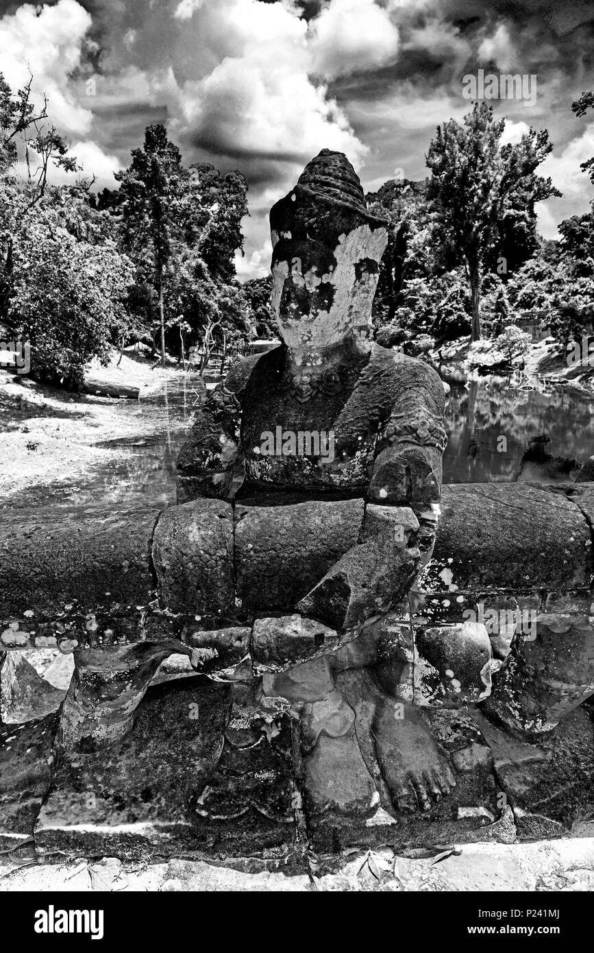 Cambodge Siem Reap Ta Prohm parapet pont pieds nus guardian Banque D'Images