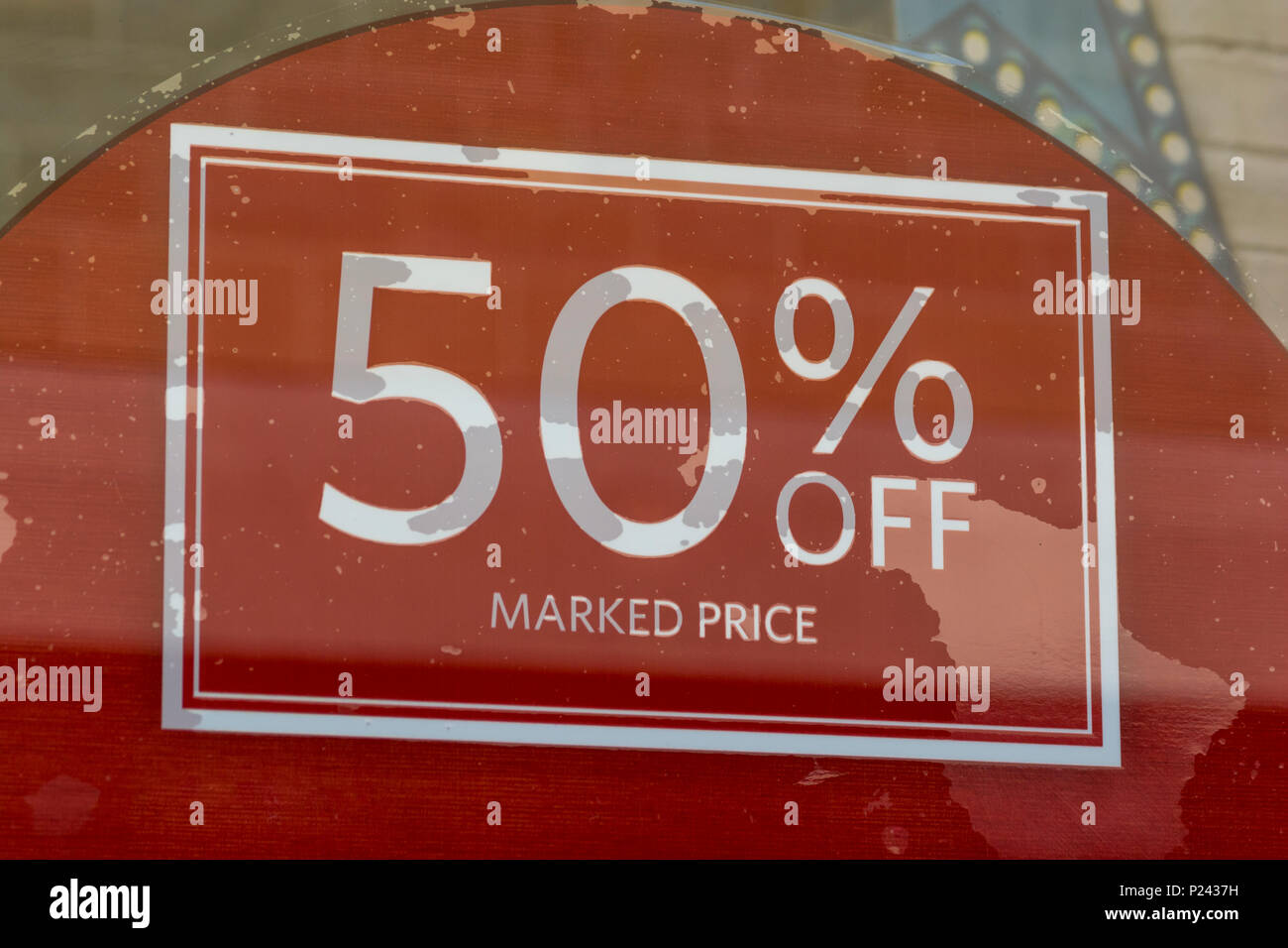 Les ventes d'été signer à Truro (Cornouailles). Métaphore high street, squeeze squeeze au détail. Banque D'Images