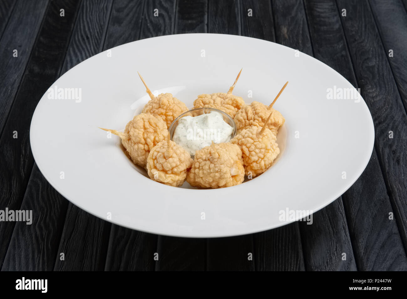 Snack pour la bière - boules de fromage frit avec sauce. Banque D'Images