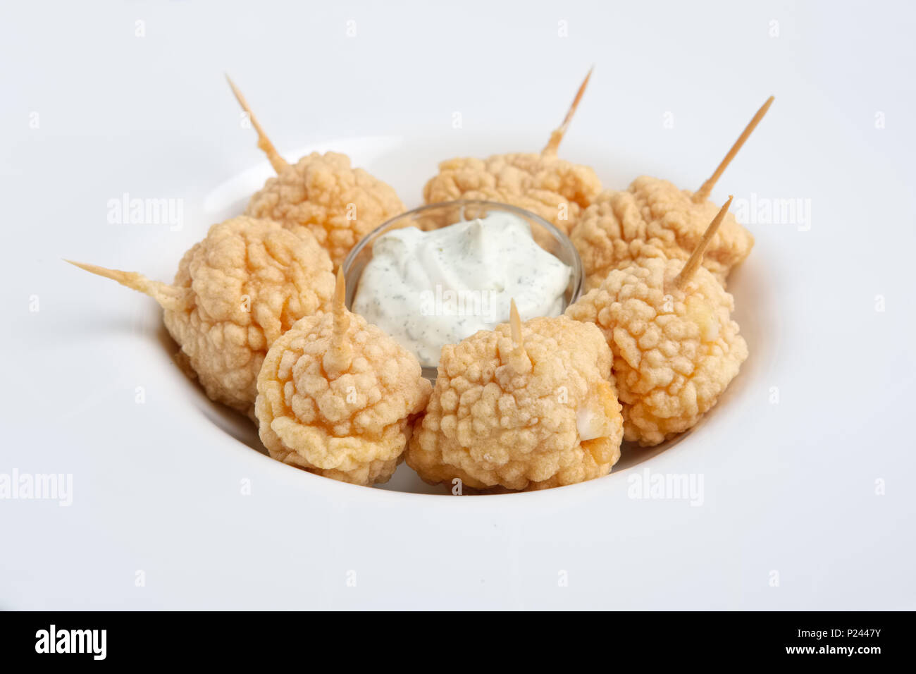 Snack pour la bière - boules de fromage frit avec sauce. Banque D'Images