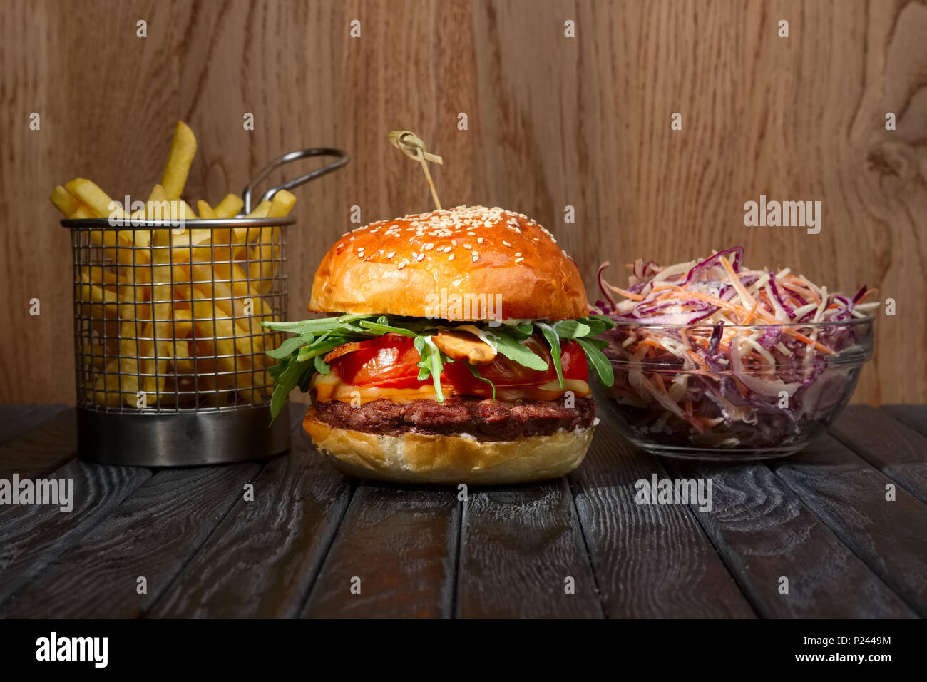Burger avec frites et salade de chou rouge Banque D'Images