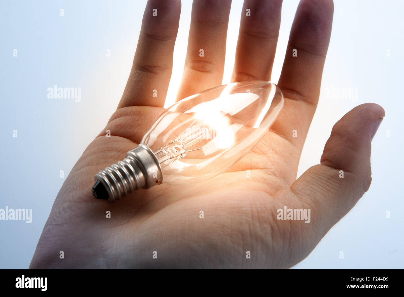 La Main De L Homme Est Titulaire D Une Ampoule Et Le Symbole De L Idee Libre Photo Stock Alamy La Main De L Homme Est Titulaire D Une Ampoule Et Le Symbole De L Idee Libre Photo Stock Alamy