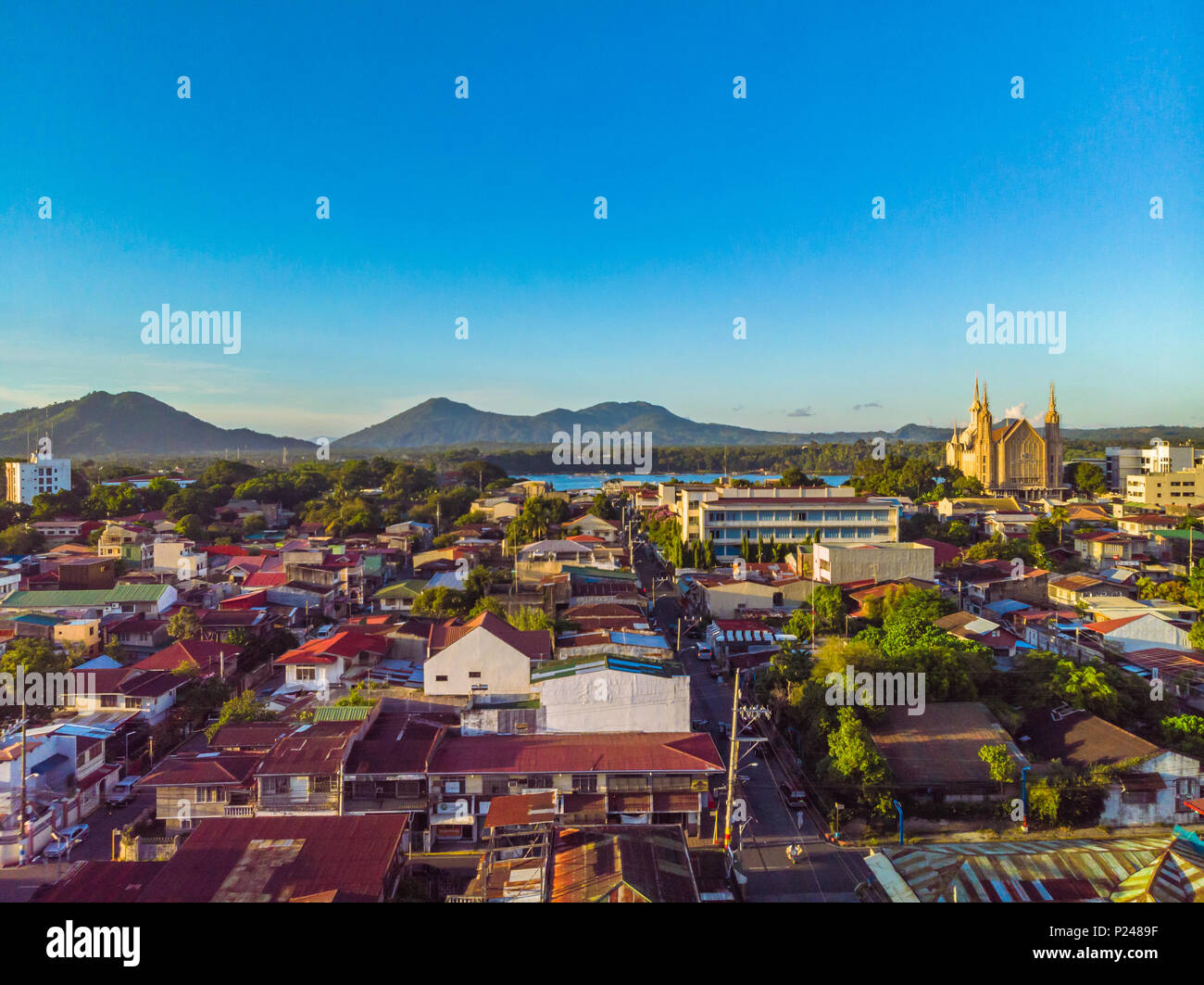 Un ciel bleu, le lac de Sampaloc, Iglesia ni Cristo, les rues animées du centre-ville de San Pablo, la ville et la chaîne de montagne de Calauan Laguna, Banque D'Images