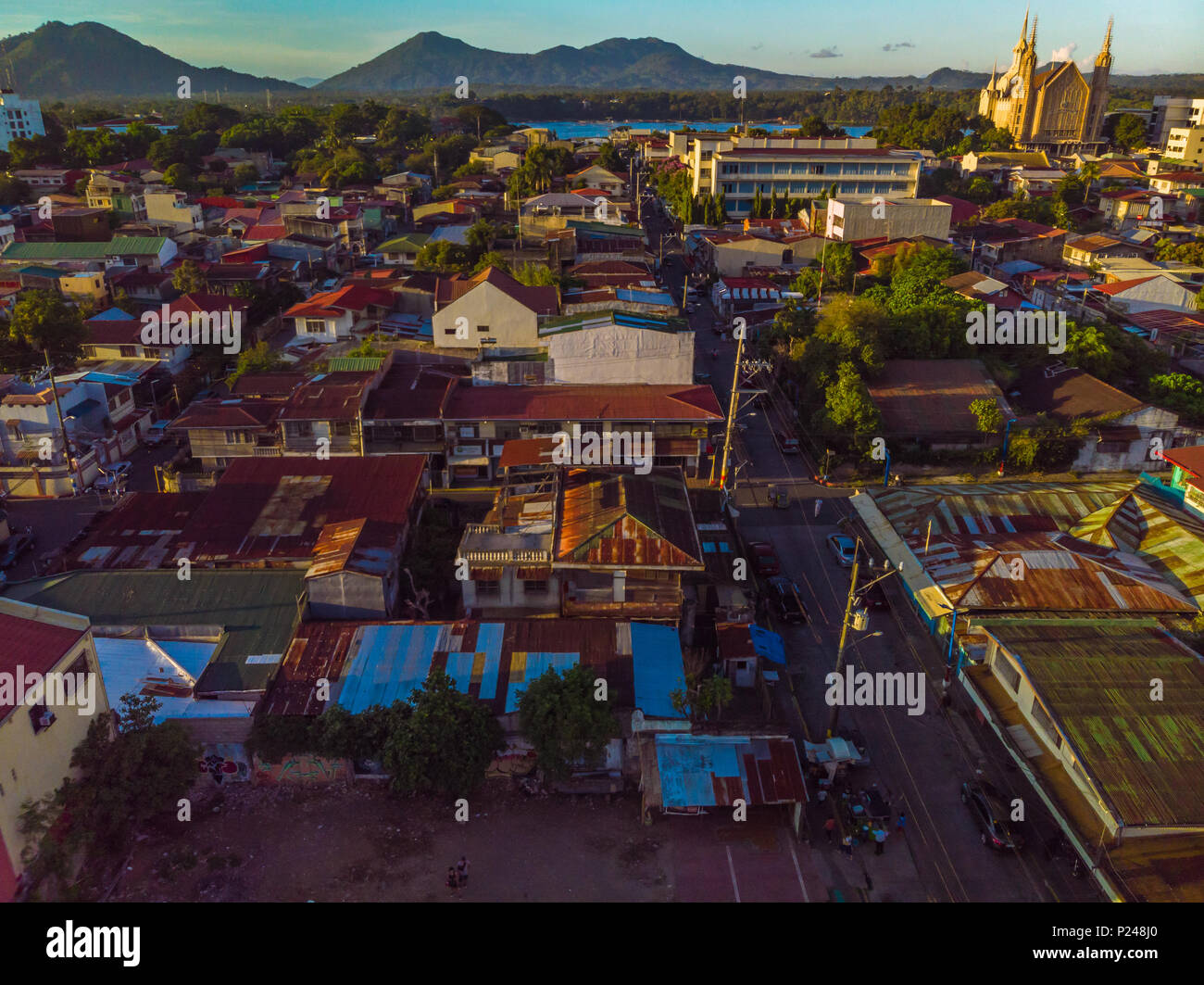 Une vue aérienne partielle d'un terrain vague qui sert d'occasion, le célèbre spot de skate Sampaloc, lac Laguna College, et l'Iglesia ni Cristo Banque D'Images