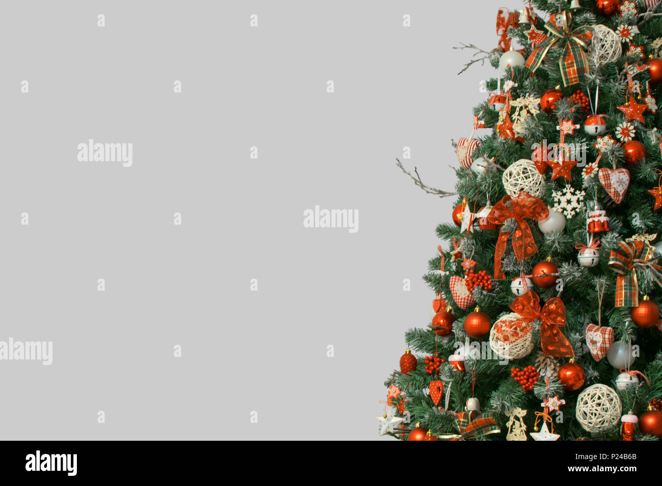 Détail de l'arbre de Noël isolé sur fond gris, décoré avec des ornements de cru Banque D'Images