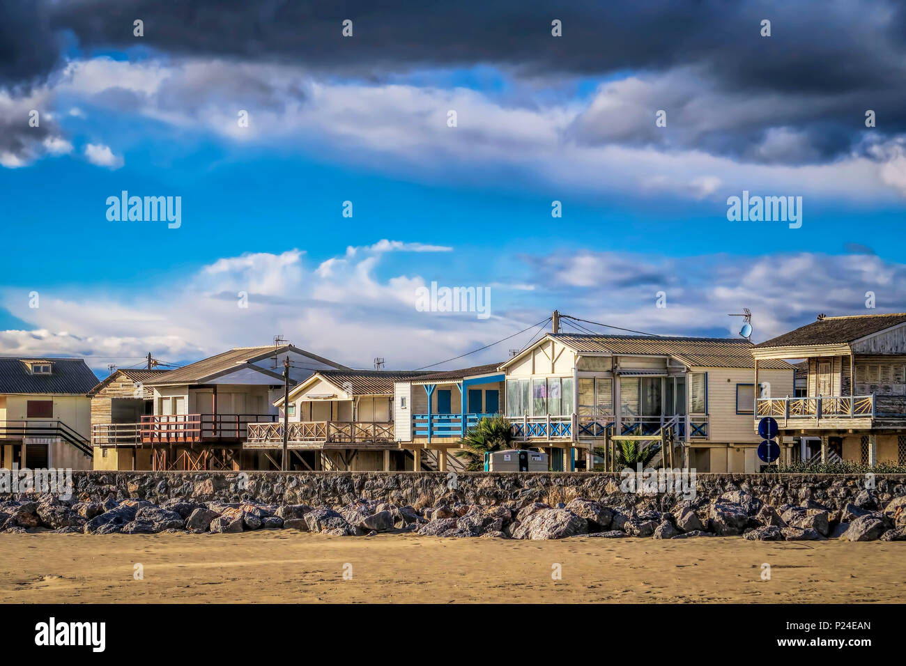 Des maisons sur pilotis traditionnelles par la mer Banque D'Images