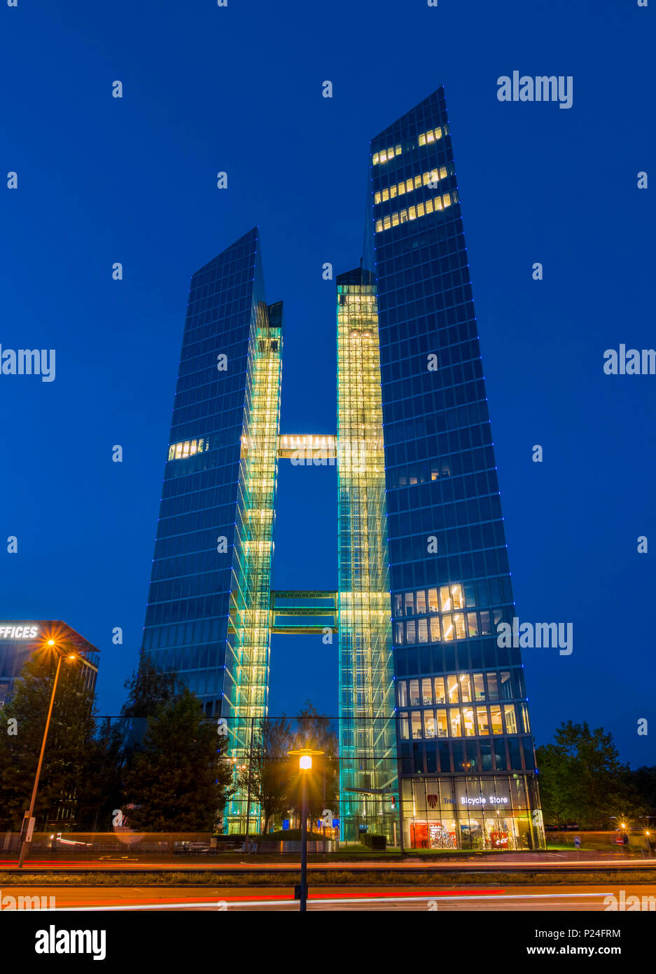 Mettre en lumière la nuit, les tours de Munich, Bavaria, Germany, Europe Banque D'Images