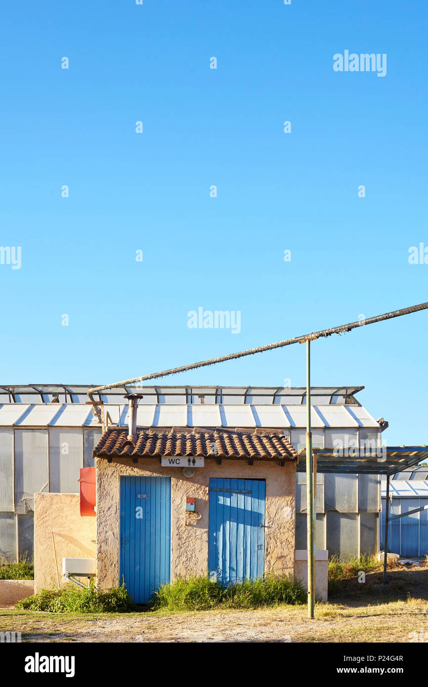 Toilettes maisons sur un terrain de camping dans le sud de la France avec le ciel sans nuages Banque D'Images