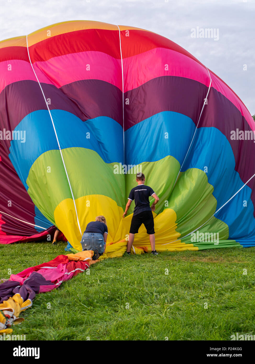 Biella, Italie, 10 juin 2018 -équipe de personnes travaillent à ramasser et plier la serviette après le vol en ballon au festival du printemps, juin dal Cielo Pollone, B Banque D'Images