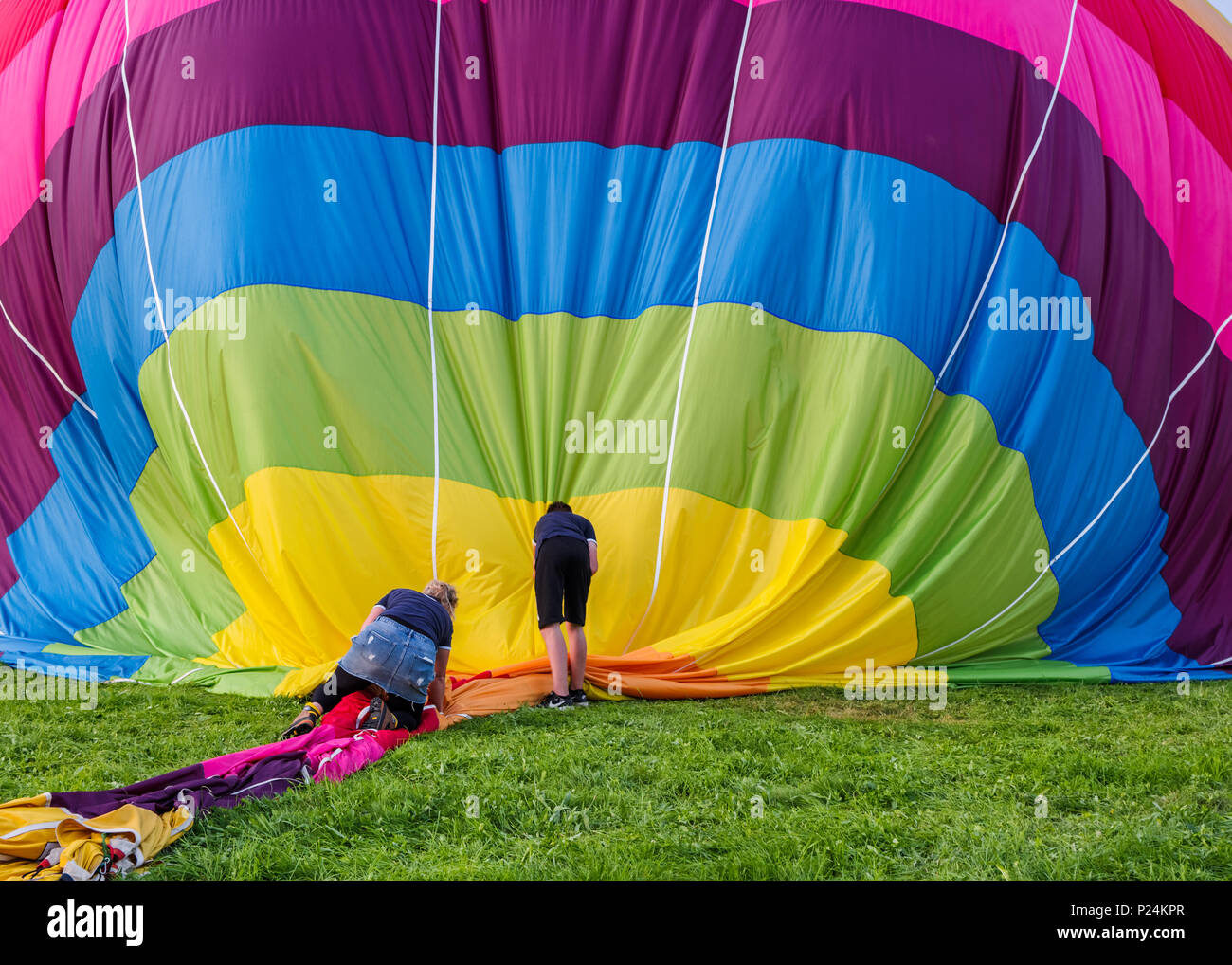 Biella, Italie, 10 juin 2018 -équipe de personnes travaillent à ramasser et plier la serviette après le vol en ballon au festival du printemps, juin dal Cielo Pollone, B Banque D'Images