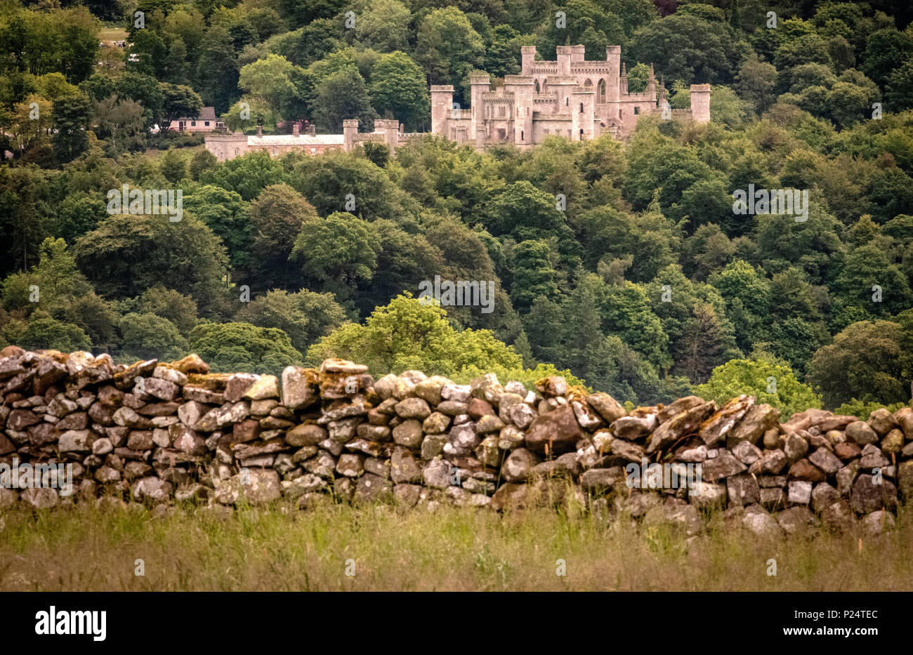 J'ai repèré Lowther Castle comme je suis arrivé sur une route vers l'Askham aujourd'hui qui m'a donné une perspective différente sur une icône d'Cumbri souvent photographié Banque D'Images