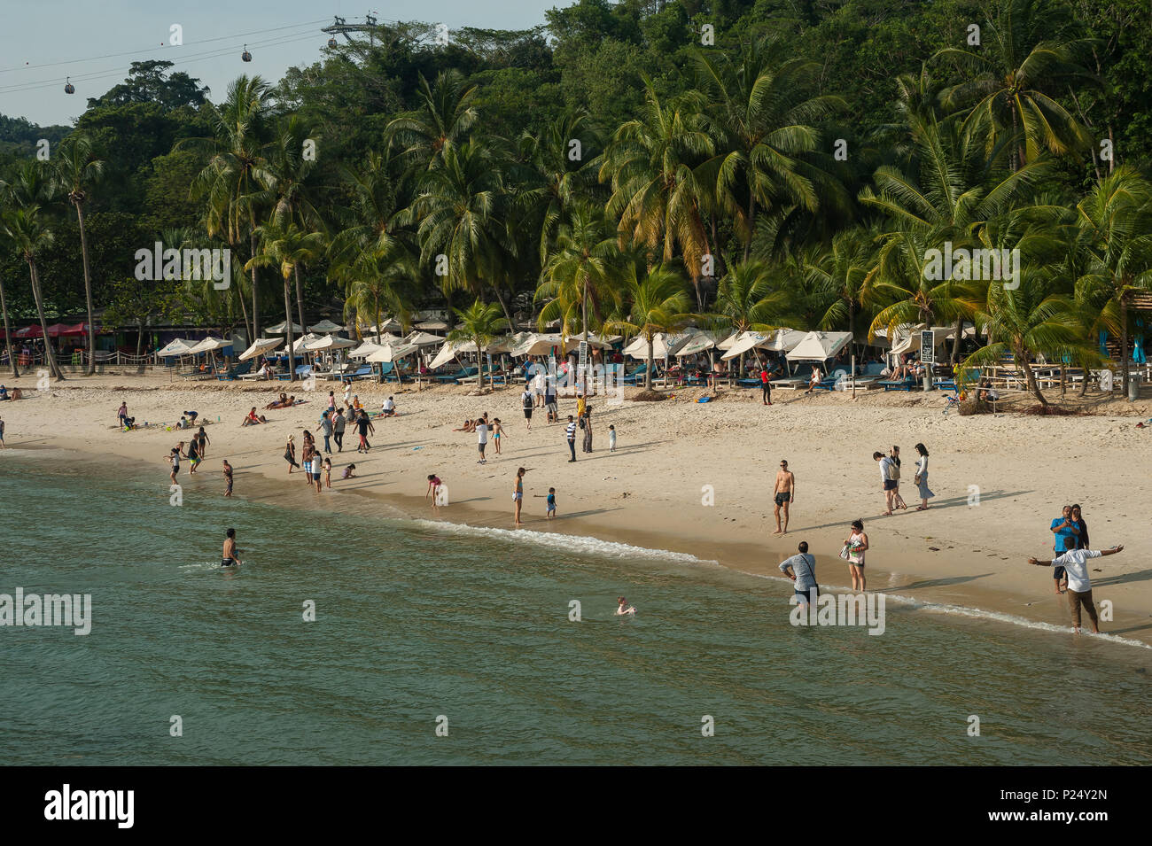 Singapour, Singapour, baigneurs à la plage de Siloso sur l'île de Sentosa Banque D'Images
