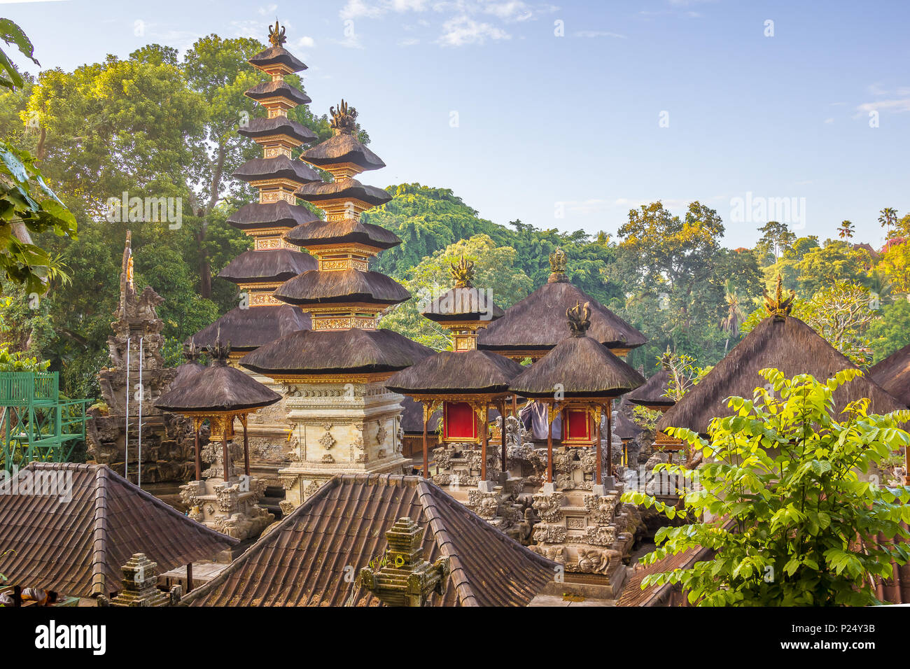 Temples Hindous par Stone dans la jungle. Les pagodes dorées sont sous le soleil matinal, Ubud, Bali, 15 avril, 2018 Banque D'Images