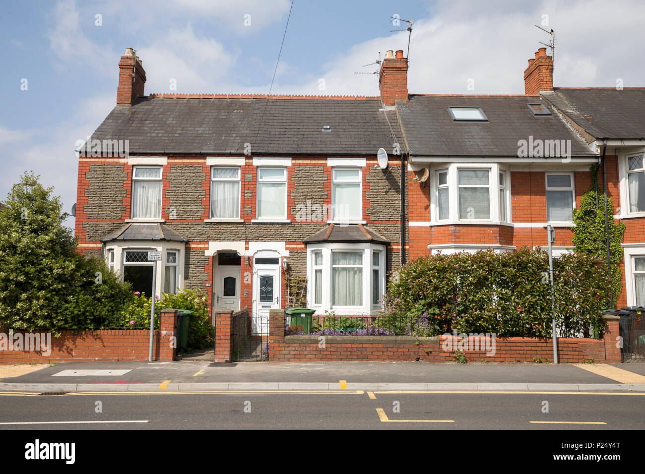 Aux côtés des maisons rue animée, avec des interdictions de stationnement, Cardiff, Pays de Galles, Royaume-Uni Banque D'Images Aux côtés des maisons rue animée, avec des interdictions de stationnement, Cardiff, Pays de Galles, Royaume-Uni Banque D'Images