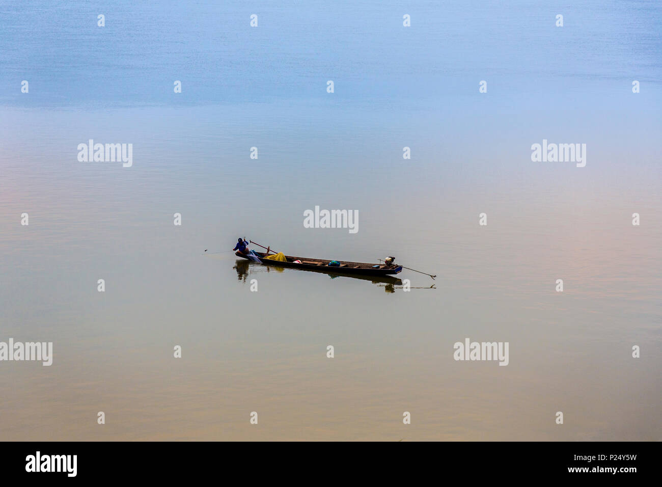 À partir d'un bateau de pêche sur la rivière du Mékong, Phakom Nakhon, Thaïlande Banque D'Images