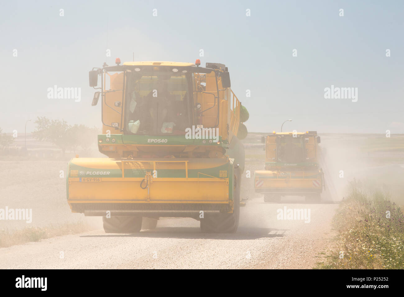 Le passage des moissonneuses Lleida arides Plaines, Huesca, Espagne. Banque D'Images