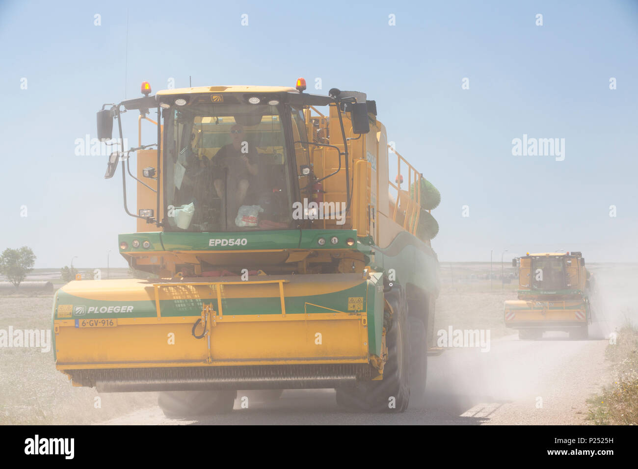 Le passage des moissonneuses Lleida arides Plaines, Huesca, Espagne. Banque D'Images