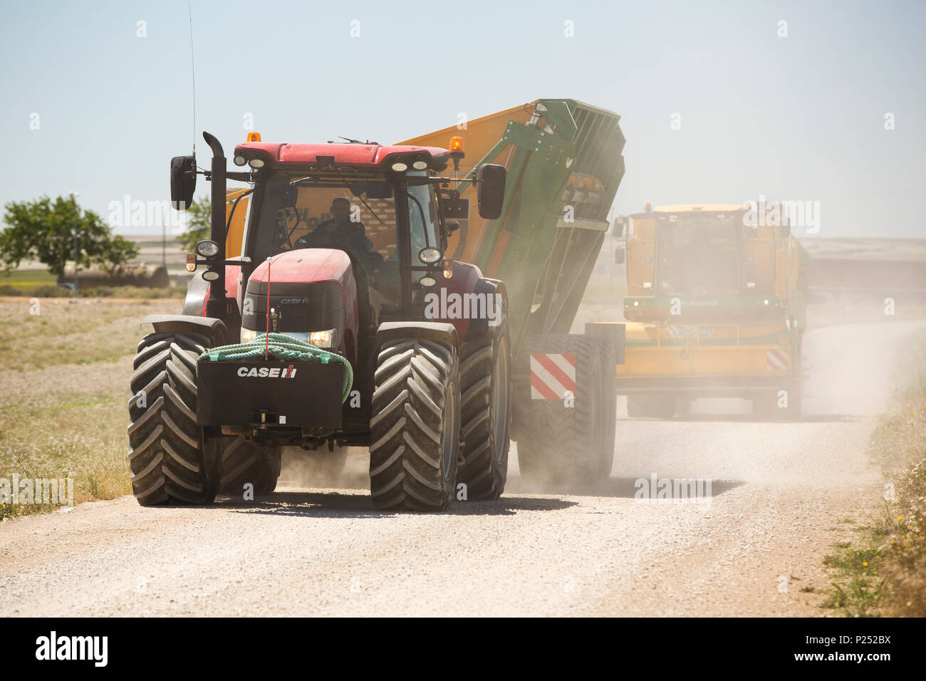 Le passage des moissonneuses Lleida arides Plaines, Huesca, Espagne. Banque D'Images