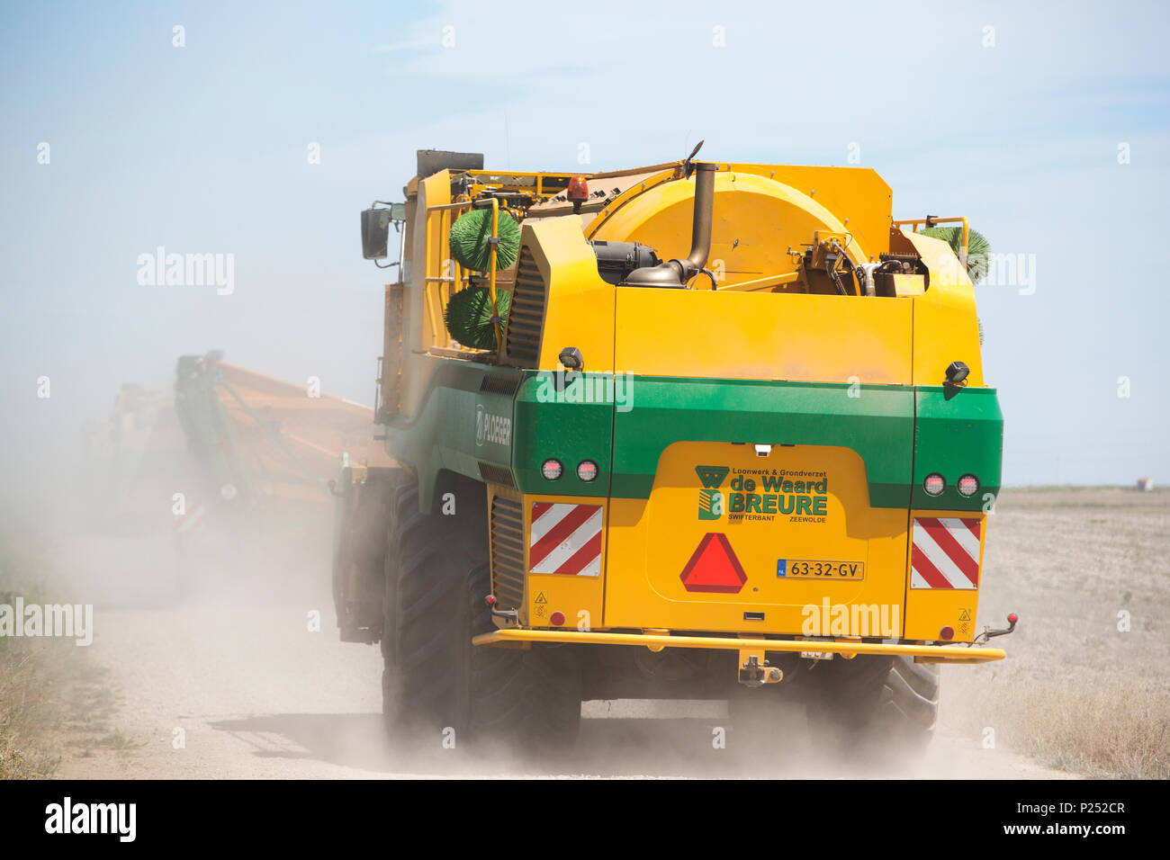 Le passage des moissonneuses Lleida arides Plaines, Huesca, Espagne. Banque D'Images