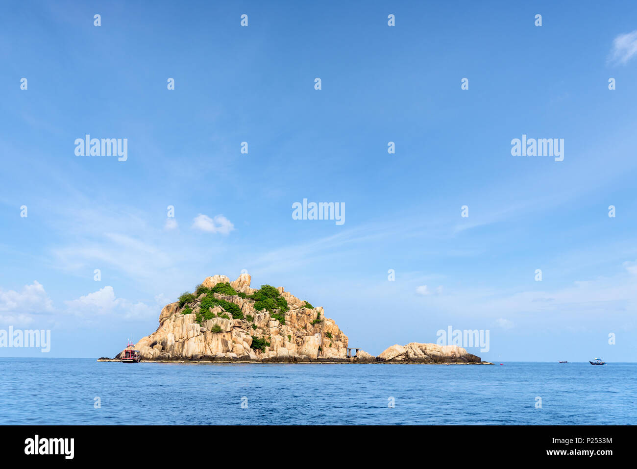 Belle nature paysage de Shark Island Divesite petite île de roche à Ko Tao sous le ciel bleu sur la mer en été est une célèbre attraction touristique Banque D'Images