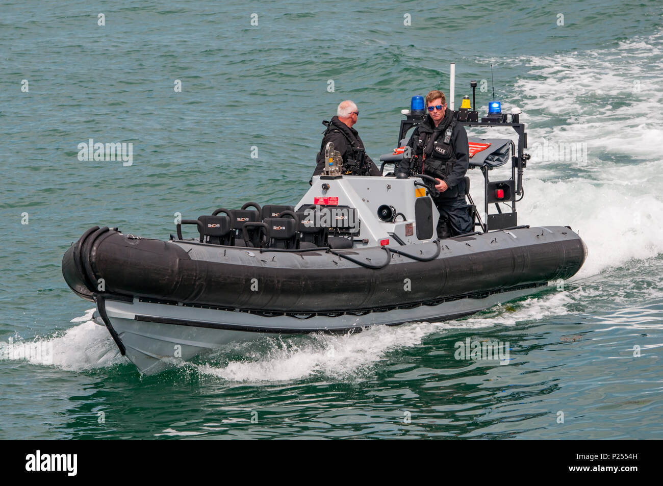 Les agents armés de la Police Ministère de la Défense (Marine) en patrouille dans le port de Portsmouth, Royaume-Uni le 11 juin 2018. Banque D'Images