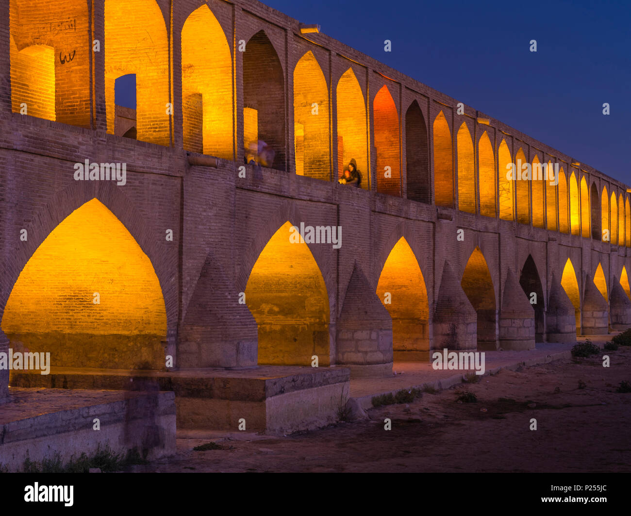 Si o se perche, pont de trente-trois (SPANS) avec allumage à Isfahan à l'heure bleue Banque D'Images