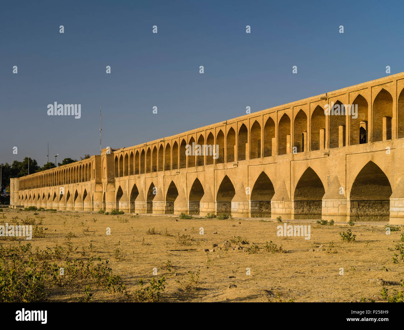 Si-O-se-pol, pont de trente-trois (SPANS) au cours de la rivière Zayandeh Rud à Isfahan Banque D'Images