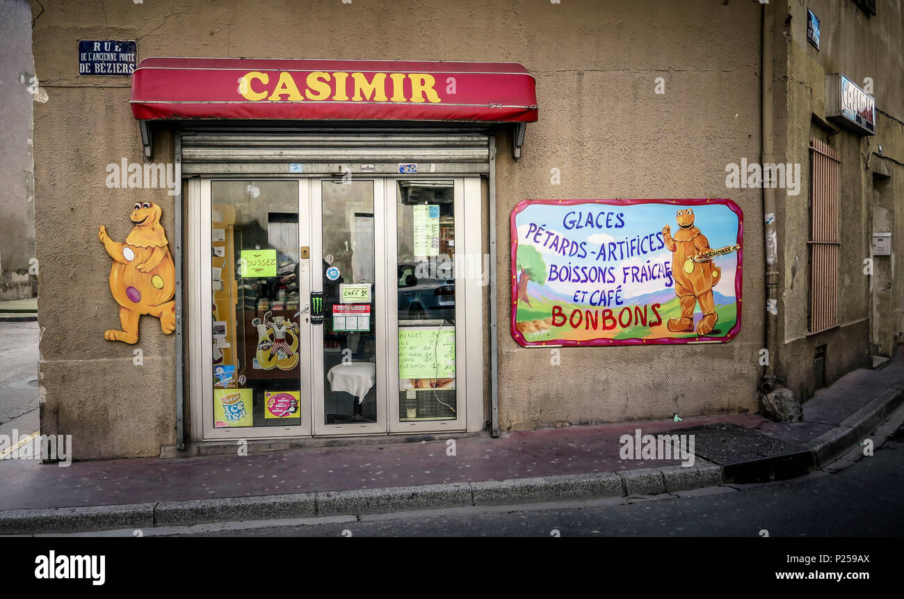 Petit magasin dans la vieille ville de Narbonne Banque D'Images