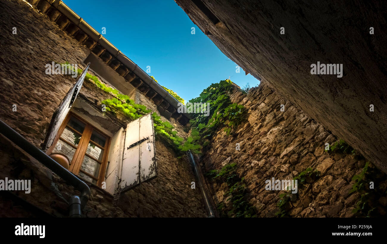 Façade de maison, fenêtre, jardin au printemps Banque D'Images
