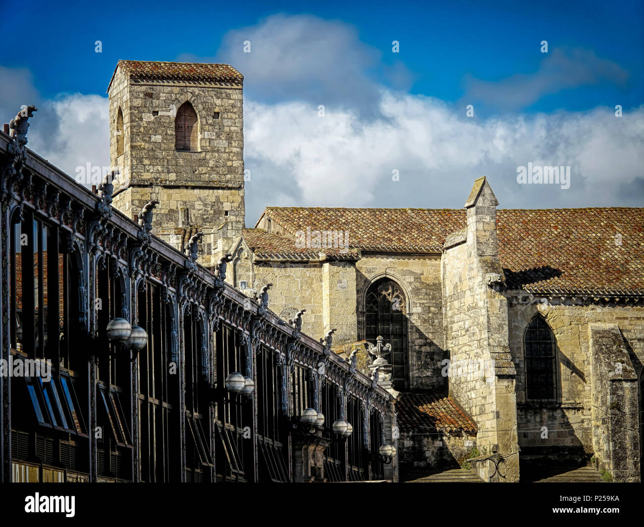 Narbonne, Les Halles, construit en 1901, l'église de Notre Dame de Lamourguier, Gothik du sud de la France Banque D'Images
